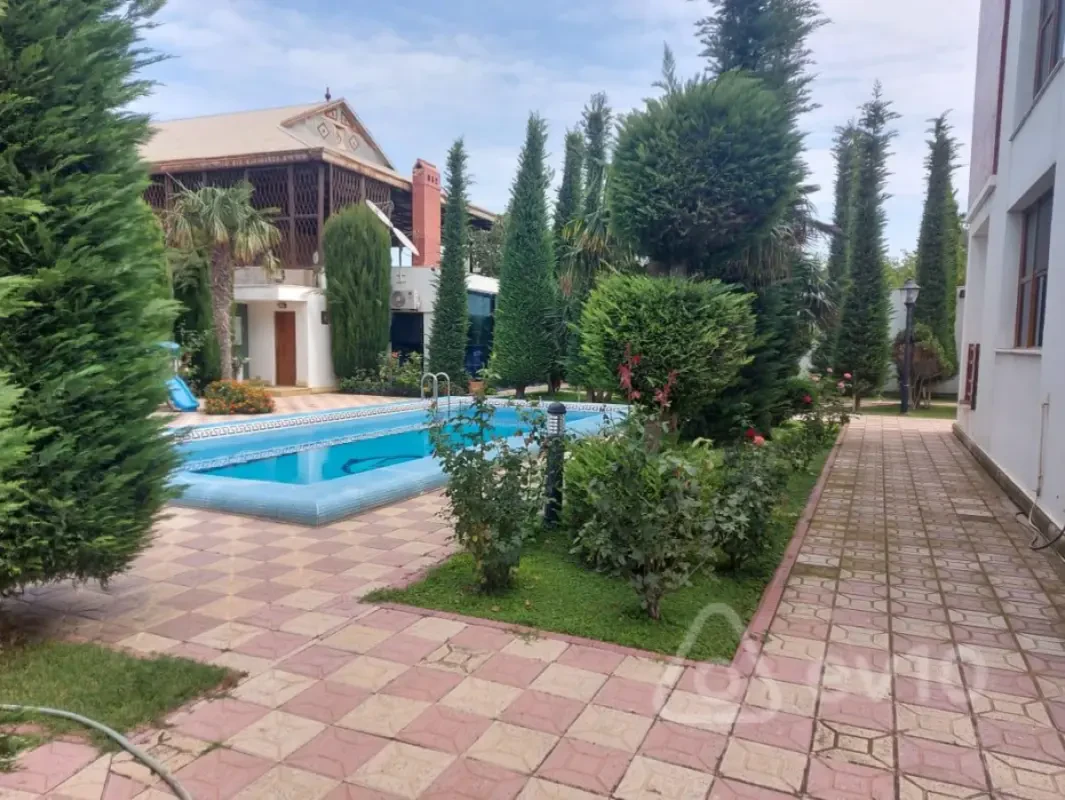 Kirayə verilir 8 otaqlı həyət evi 250 m²