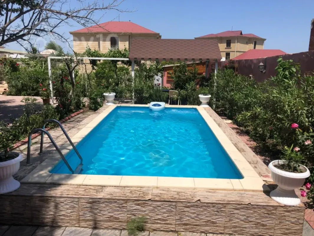 Kirayə verilir 7 otaqlı həyət evi 250 m²