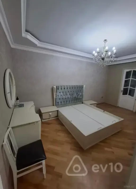 Kirayə verilir 2 otaqlı köhnə tikili 600 m²