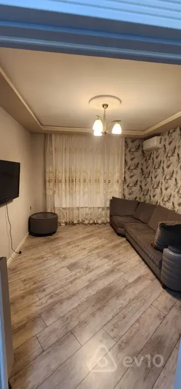 Kirayə verilir 2 otaqlı köhnə tikili 75 m²