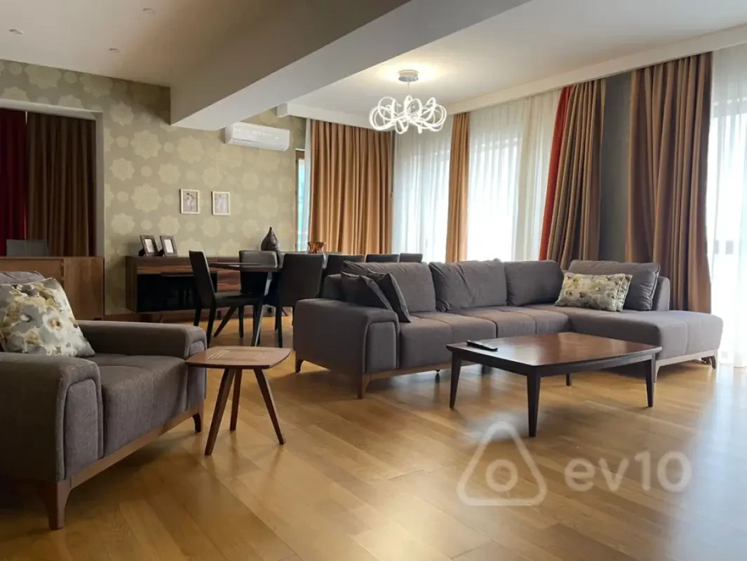 Kirayə verilir 3 otaqlı yeni tikili 180 m²