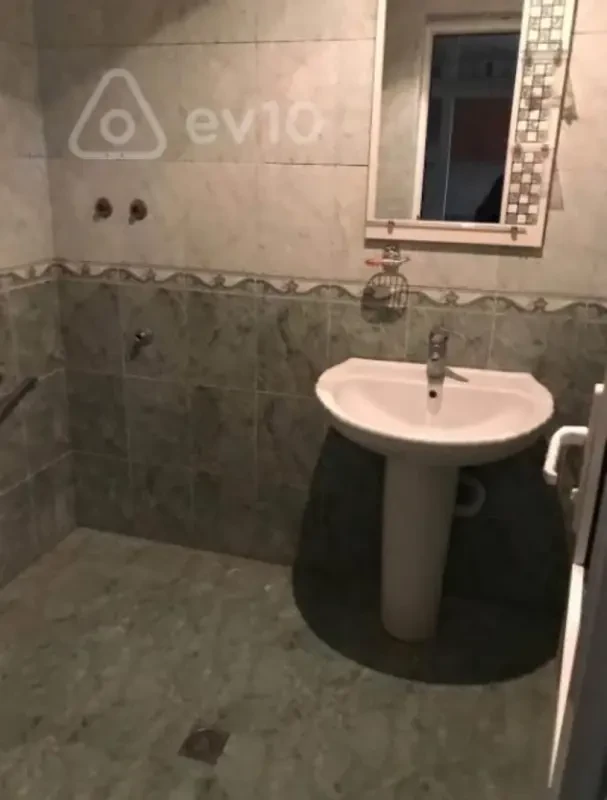 Kirayə verilir 3 otaqlı köhnə tikili 65 m²