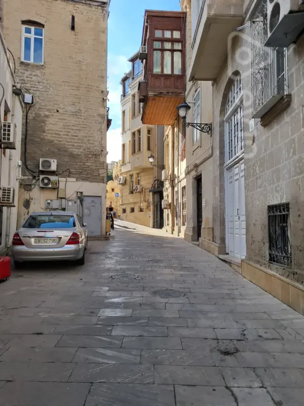 Satılır 5 otaqlı köhnə tikili 100 m²