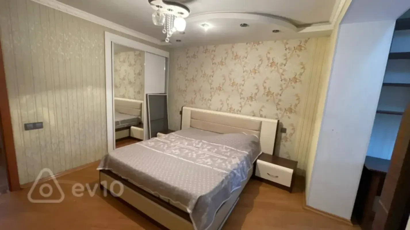 Kirayə verilir 2 otaqlı köhnə tikili 60 m²