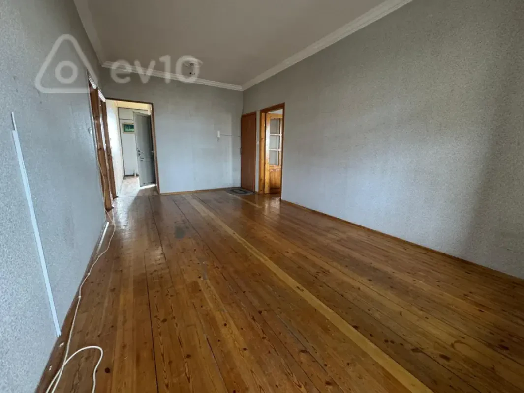 Satılır 4 otaqlı köhnə tikili 100 m²