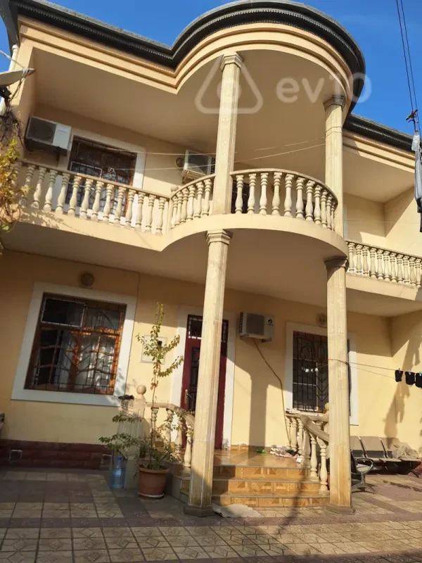 Satılır 6 otaqlı köhnə tikili 250 m²