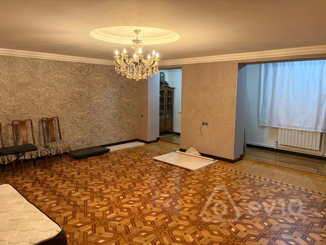 Satılır 4 otaqlı köhnə tikili 105 m² — Bakı, Nizami 4 otaq 105.00 m²