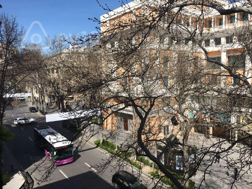 Kirayə verilir 3 otaqlı köhnə tikili 110 m² — Bakı, Səbail 3 otaq 110.00 m²