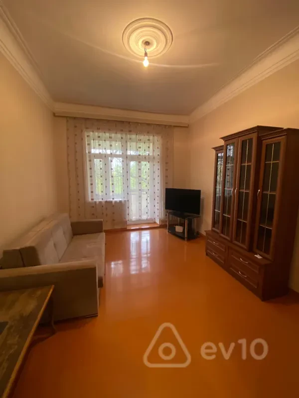 Kirayə verilir 2 otaqlı köhnə tikili 50 m²