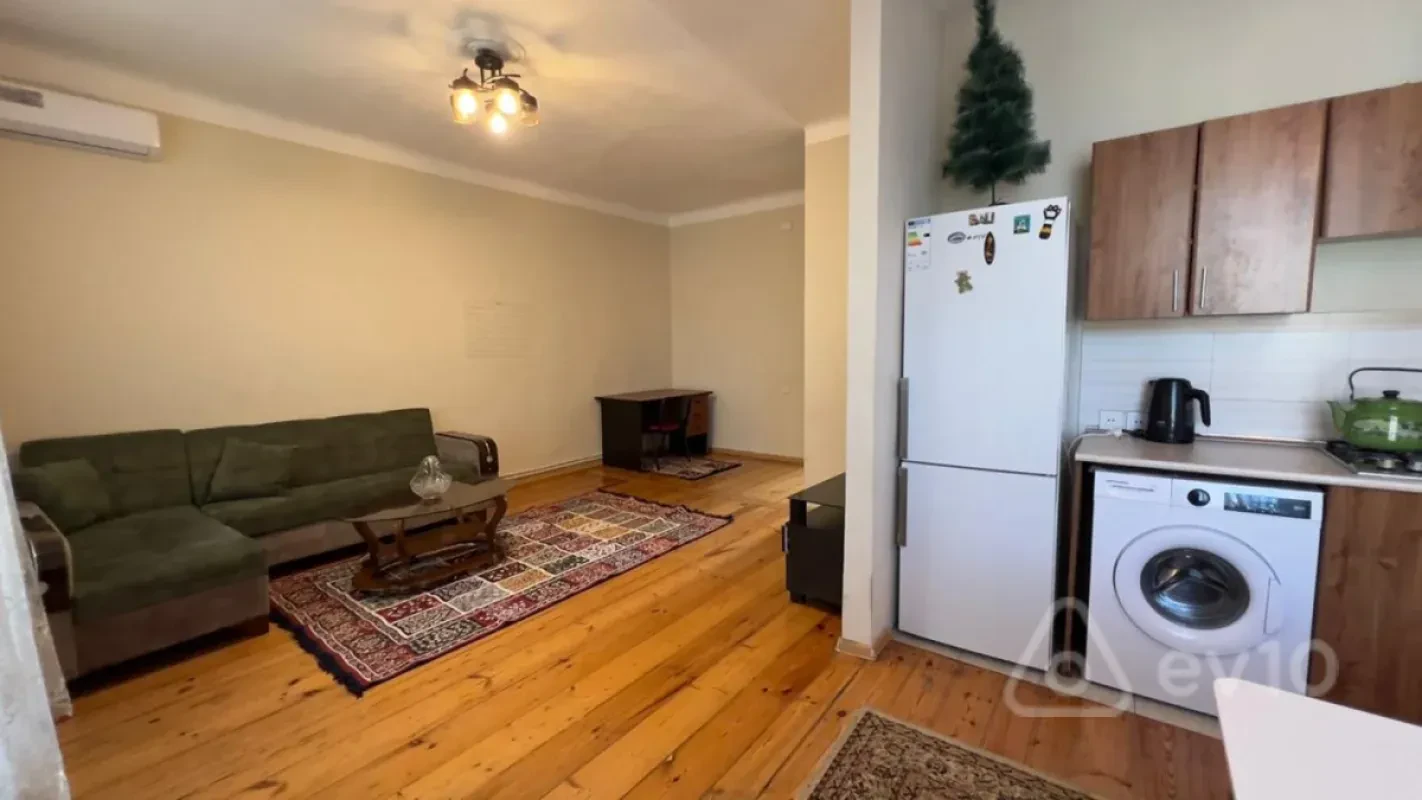 Kirayə verilir 2 otaqlı köhnə tikili 60 m²