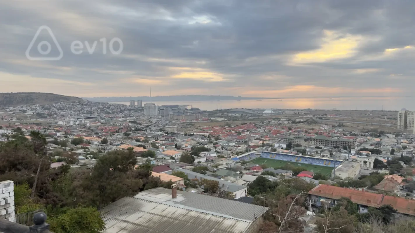 Satılır 5 otaqlı həyət evi 240 m²
