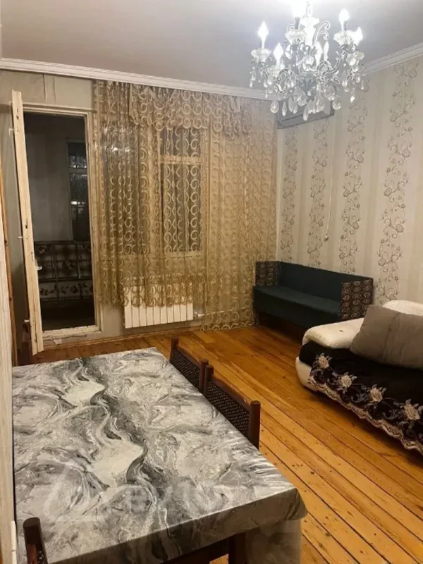 Kirayə verilir 2 otaqlı köhnə tikili 50 m²