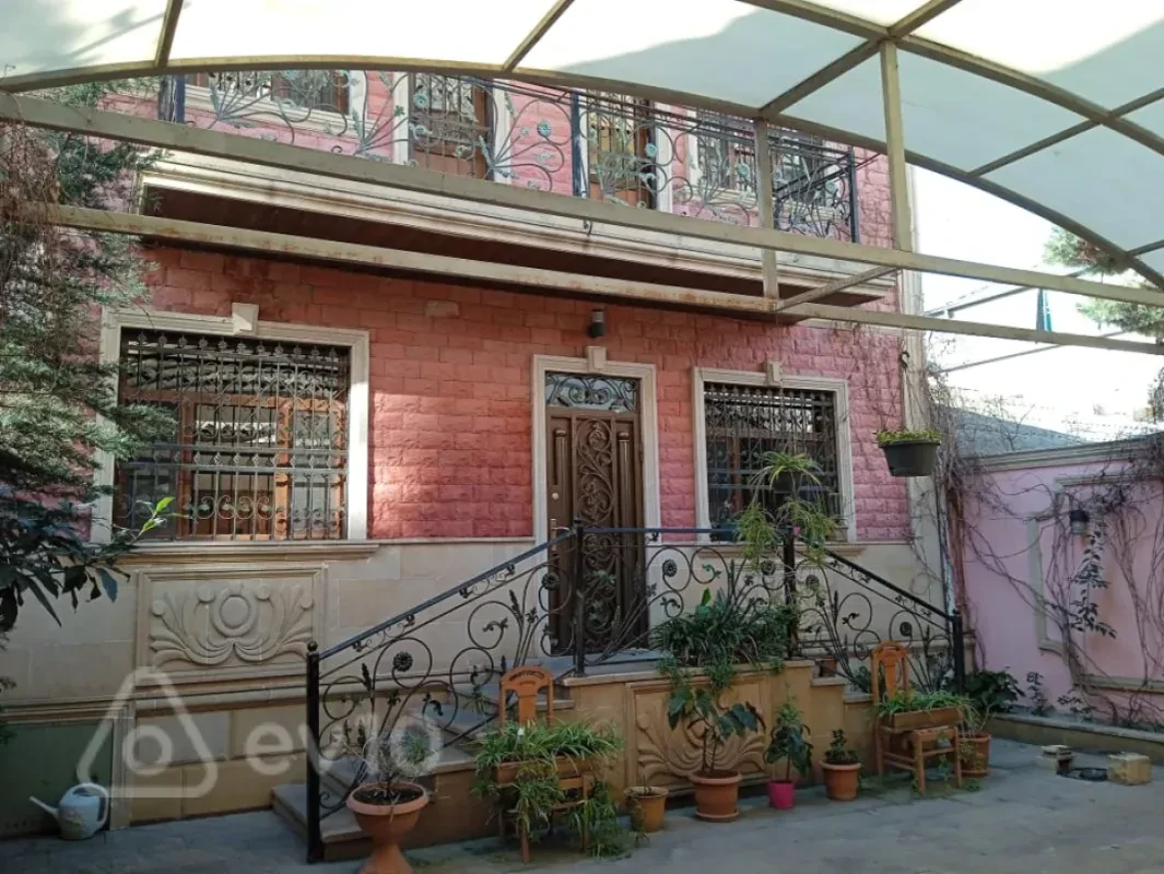 Satılır 5 otaqlı həyət evi 220 m²