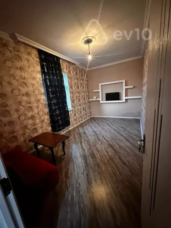 Kirayə verilir 2 otaqlı köhnə tikili 85 m²
