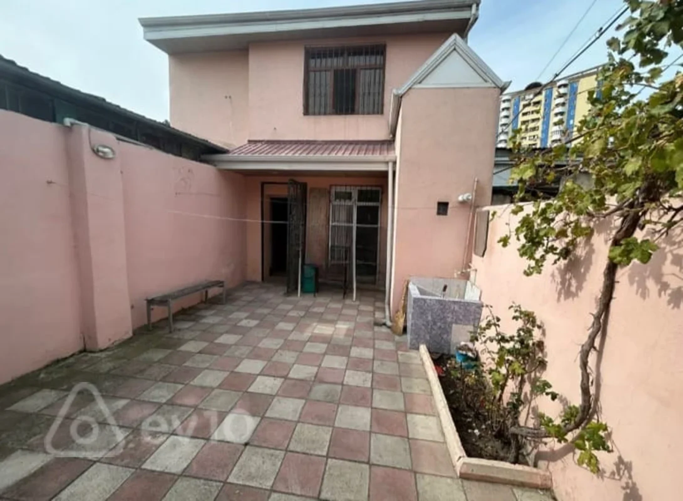 Satılır 5 otaqlı həyət evi 100 m²