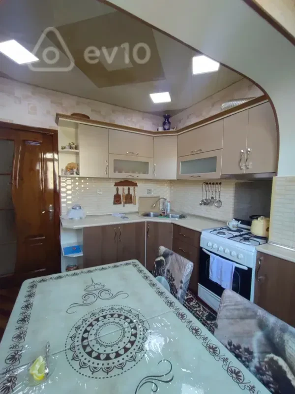 Kirayə verilir 3 otaqlı köhnə tikili 85 m²