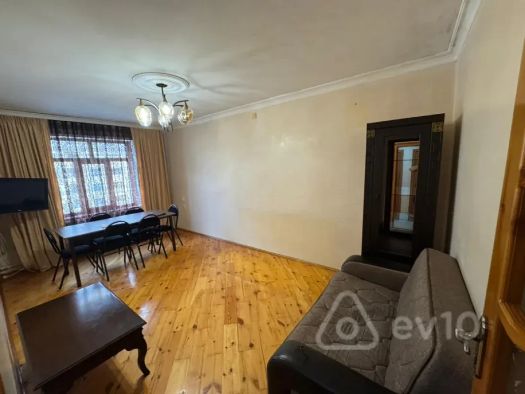 Kirayə verilir 2 otaqlı köhnə tikili 90 m²