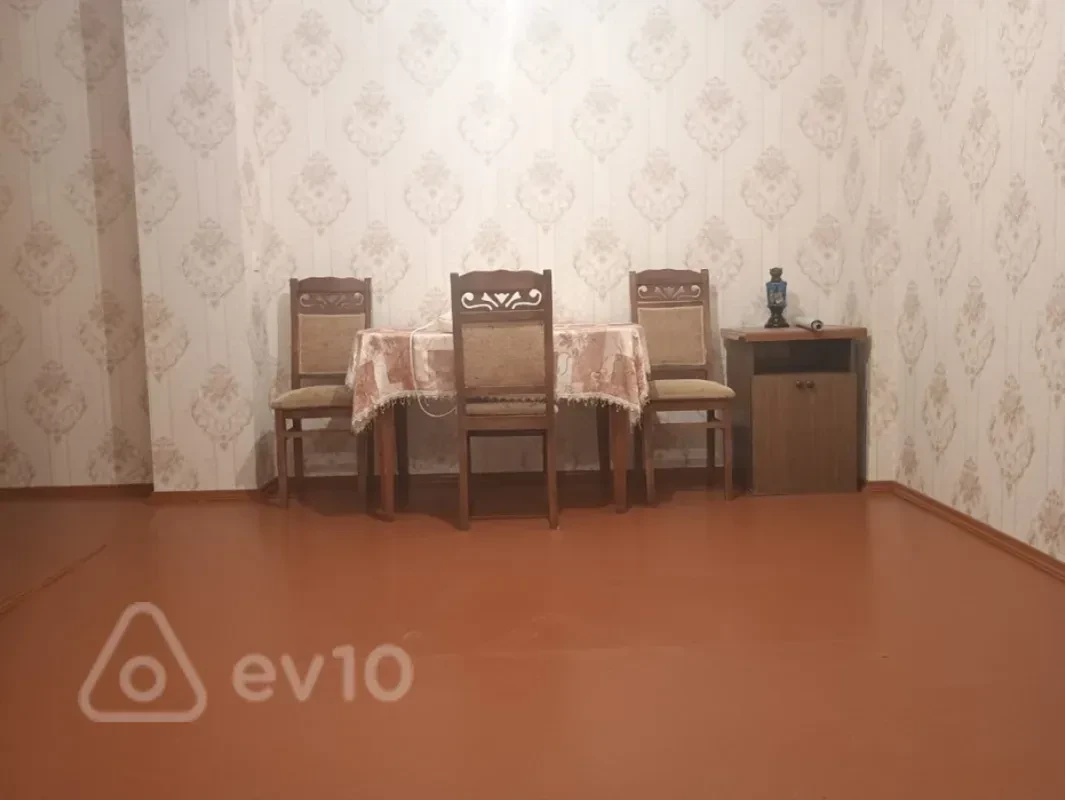 Kirayə verilir 2 otaqlı köhnə tikili 50 m²