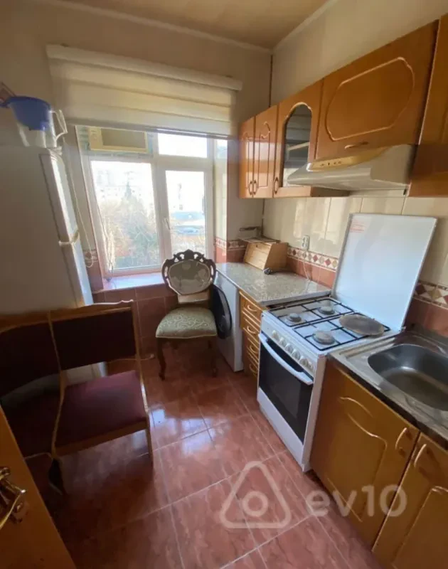 Kirayə verilir 6 otaqlı köhnə tikili 90 m²