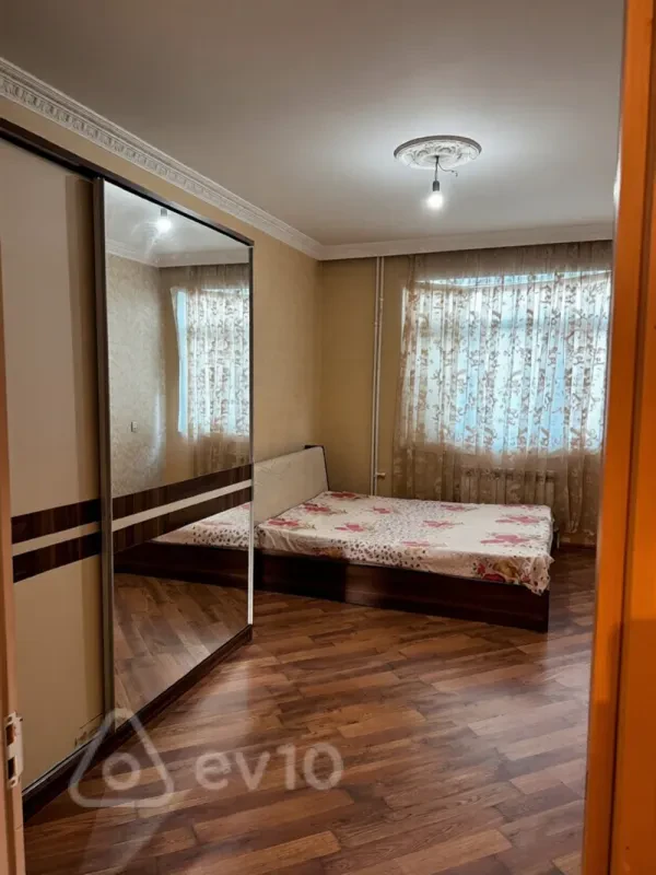 Kirayə verilir 2 otaqlı köhnə tikili 55 m²