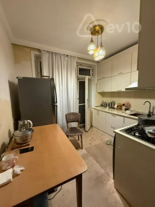 Satılır 3 otaqlı köhnə tikili 90 m²