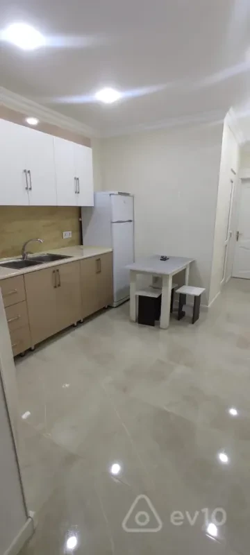 Kirayə verilir 2 otaqlı köhnə tikili 60 m²