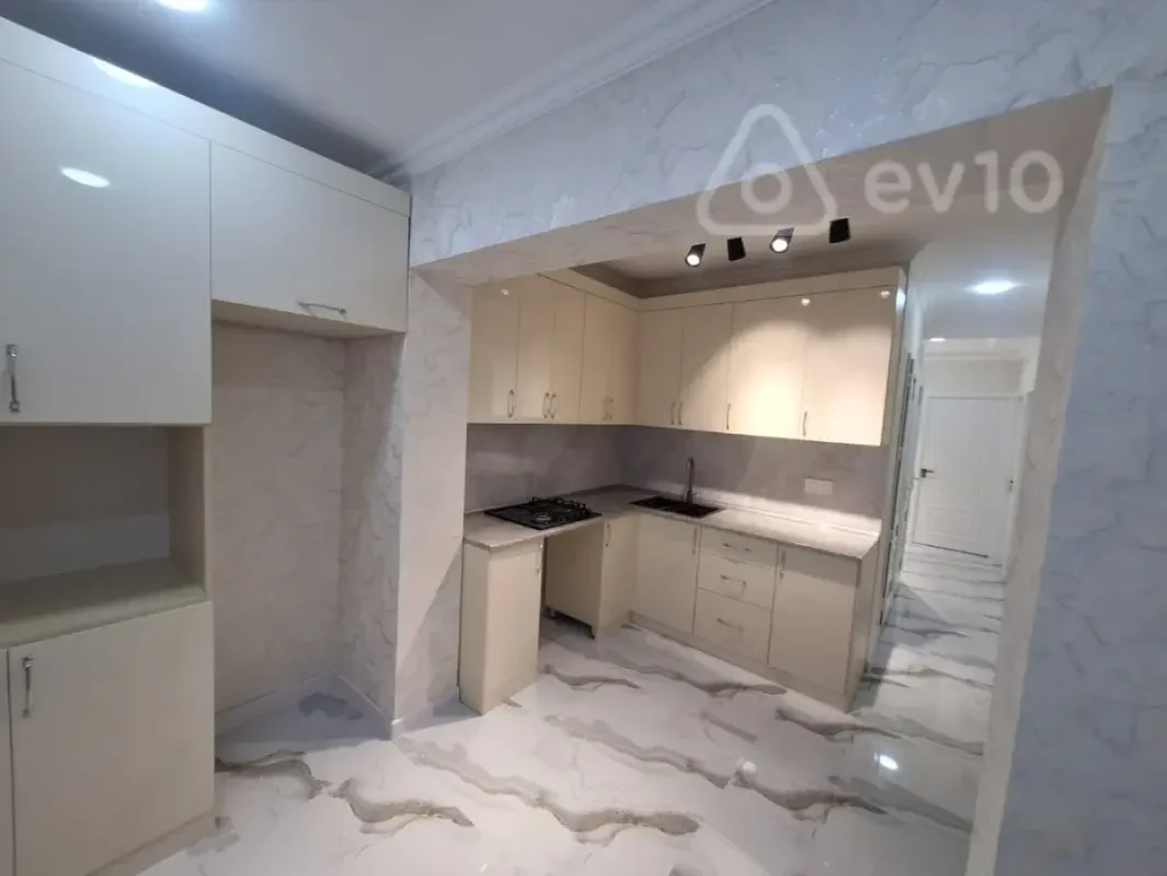 Satılır 3 otaqlı köhnə tikili 90 m²