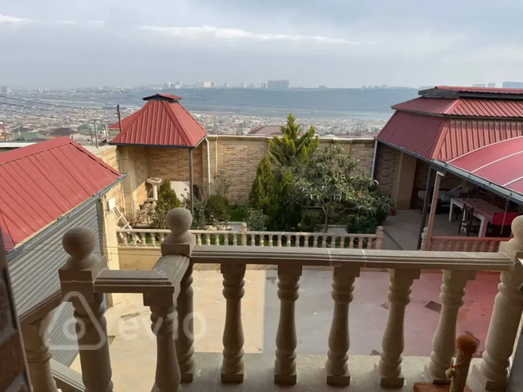 Satılır 12 otaqlı həyət evi 330 m²
