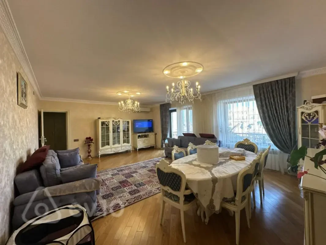 Satılır 4 otaqlı köhnə tikili 140 m²