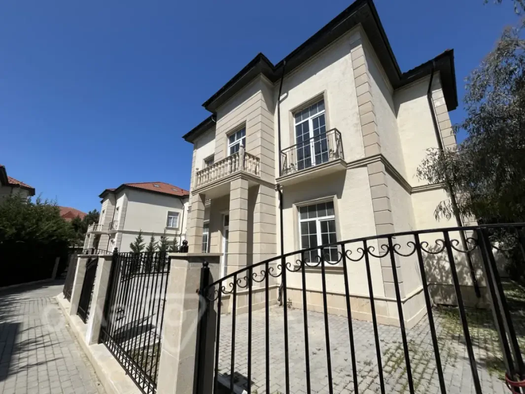 Satılır 8 otaqlı həyət evi 450 m²