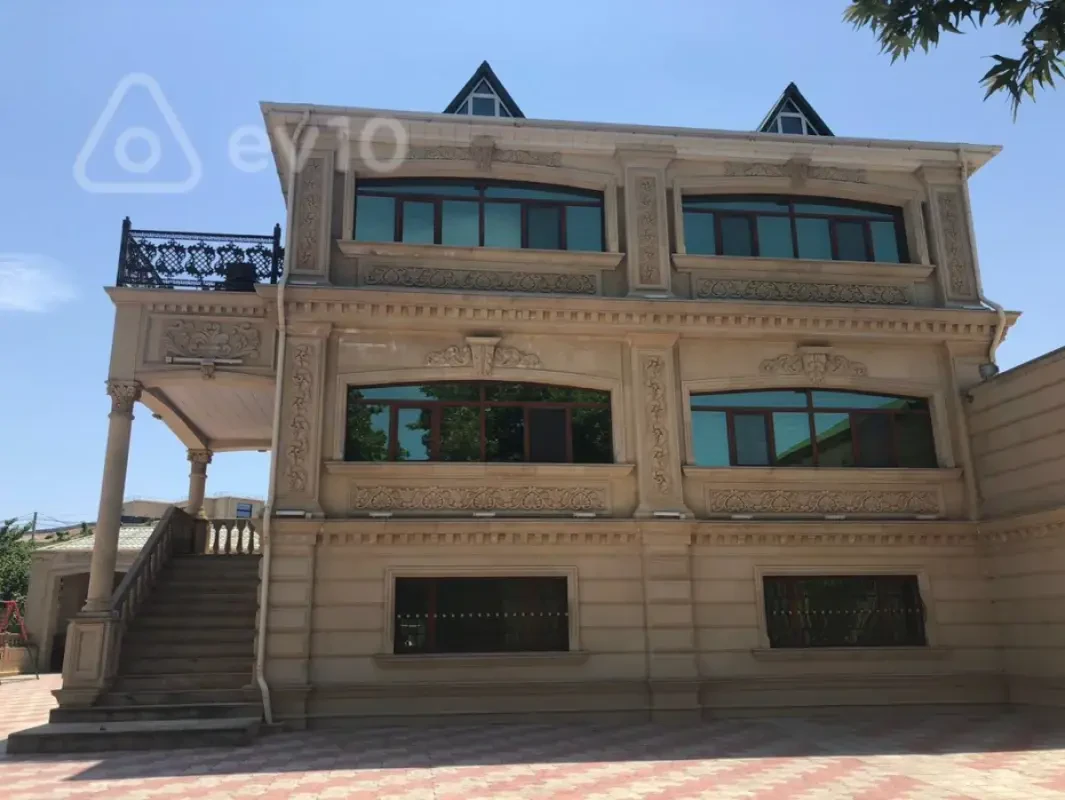 Kirayə verilir 9 otaqlı həyət evi 2000 m²