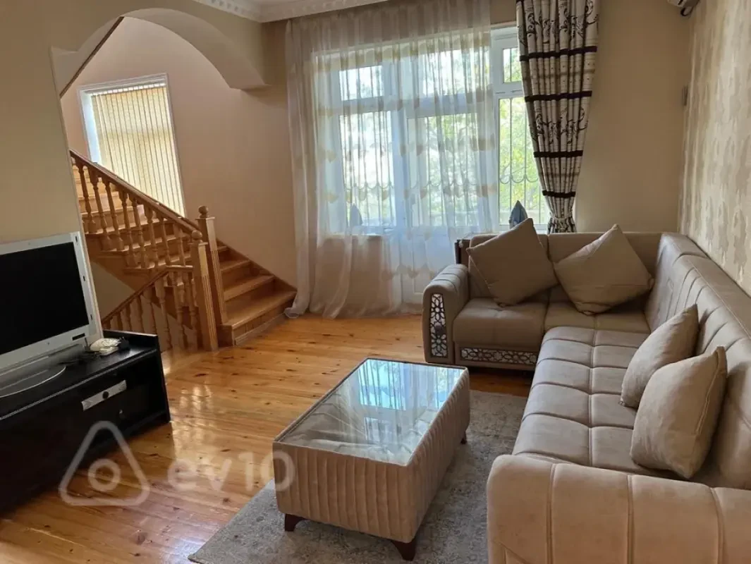 Satılır 7 otaqlı həyət evi 380 m²
