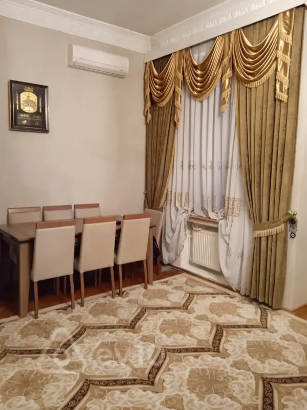 Satılır 5 otaqlı həyət evi 240 m²