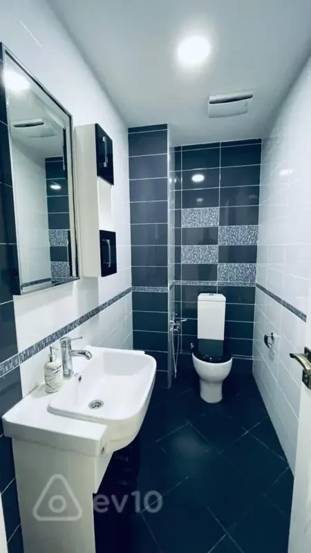 Kirayə verilir 3 otaqlı yeni tikili 140 m²
