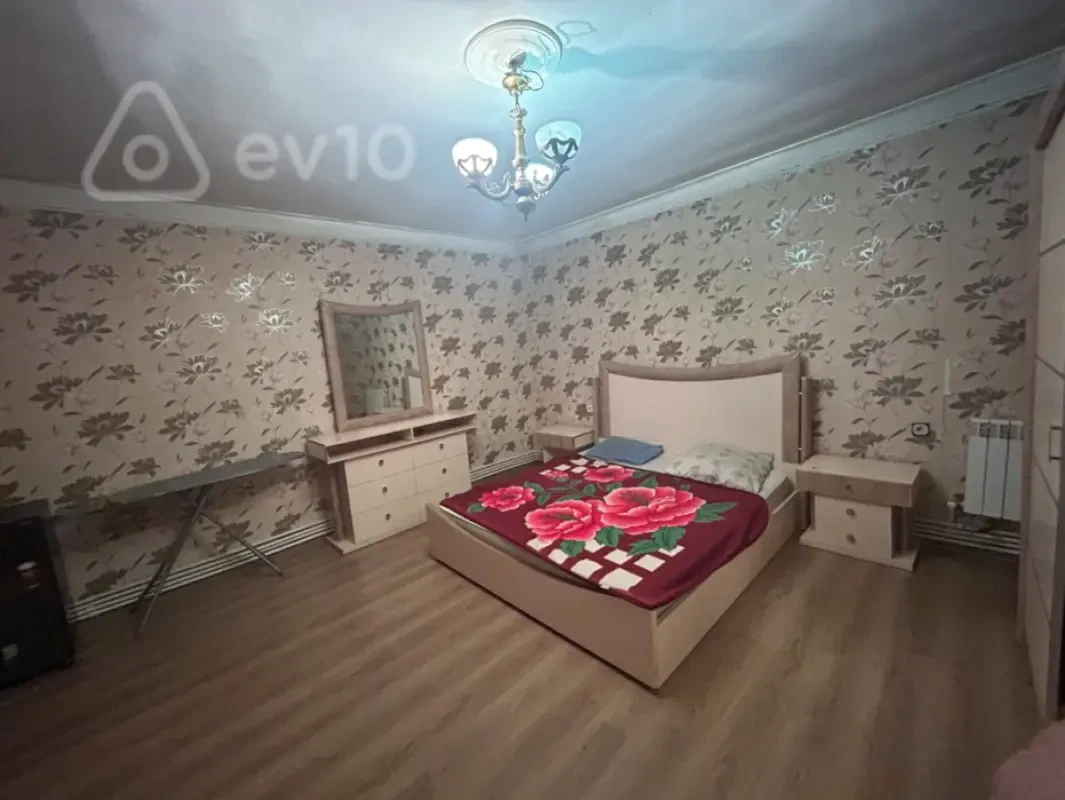 Kirayə verilir 2 otaqlı köhnə tikili 94 m²