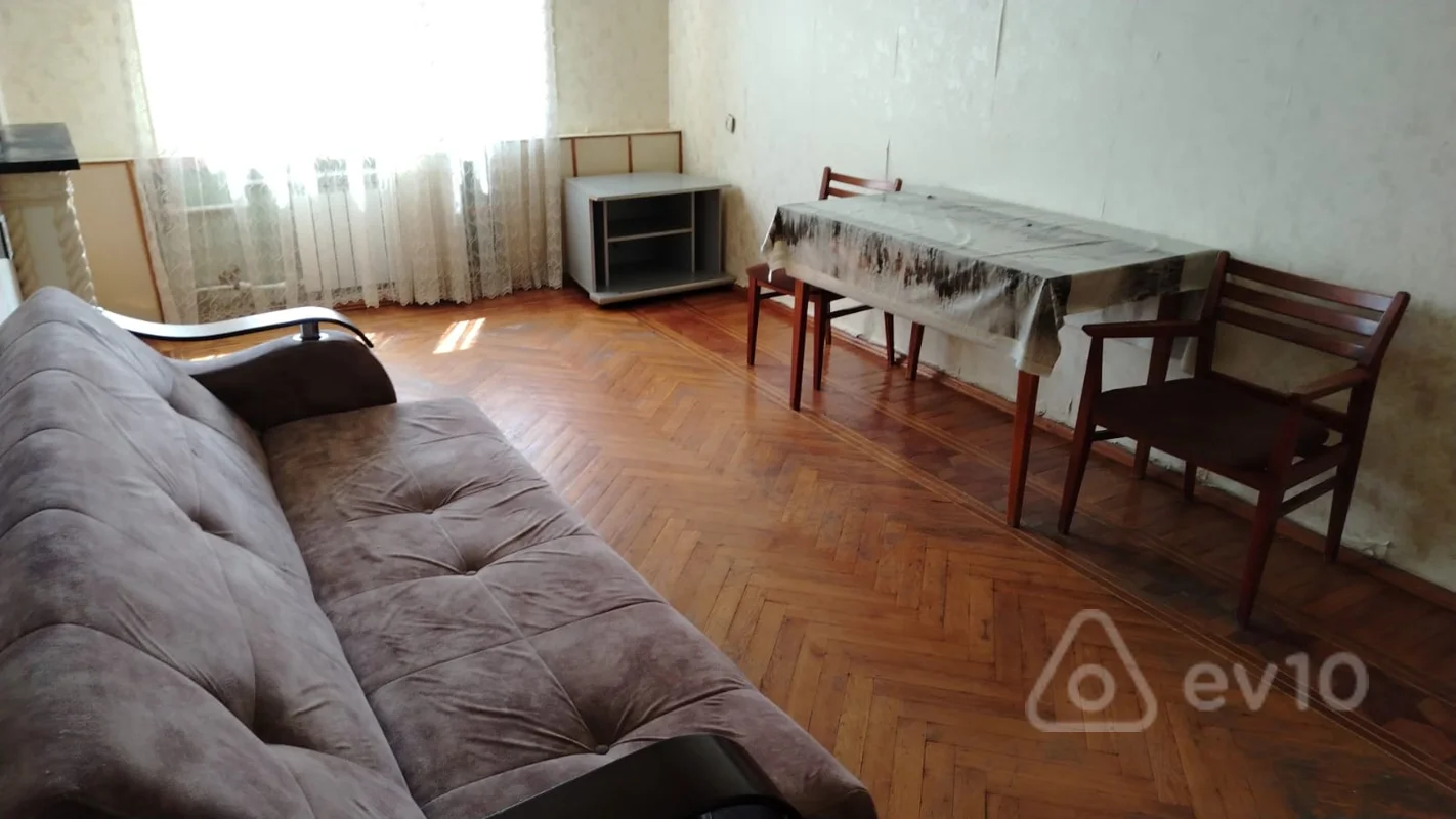Kirayə verilir 2 otaqlı köhnə tikili 60 m²