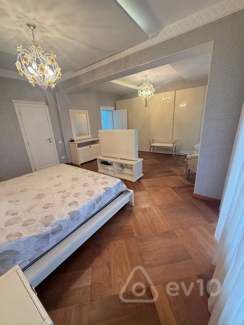 Satılır 3 otaqlı köhnə tikili 145 m²