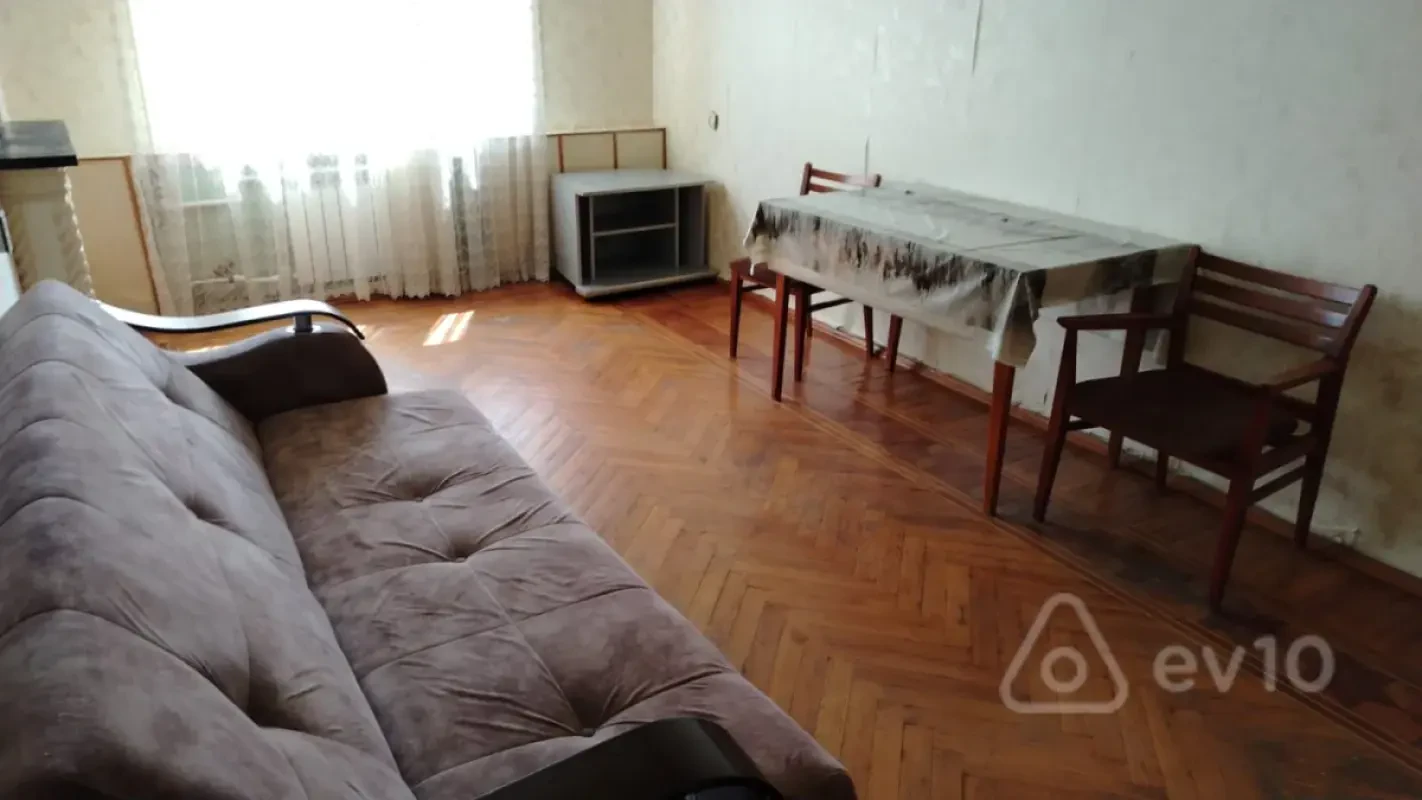 Kirayə verilir 2 otaqlı köhnə tikili 65 m²
