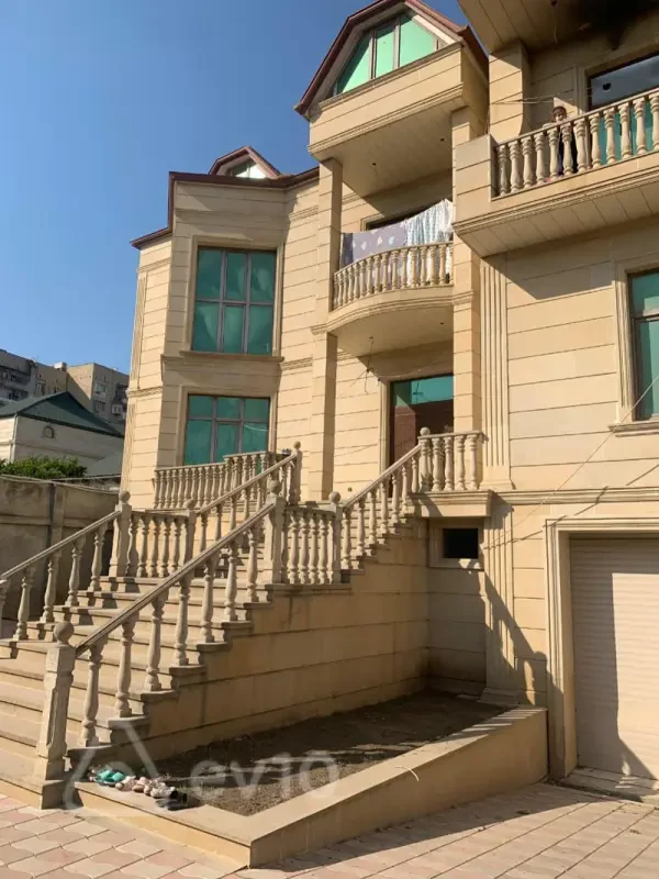 Kirayə verilir 7 otaqlı həyət evi 307 m²
