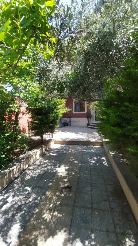 Satılır 7 otaqlı həyət evi 390 m²