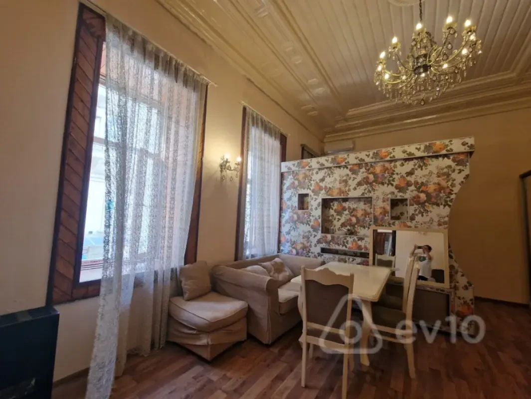 Kirayə verilir 2 otaqlı köhnə tikili 60 m²