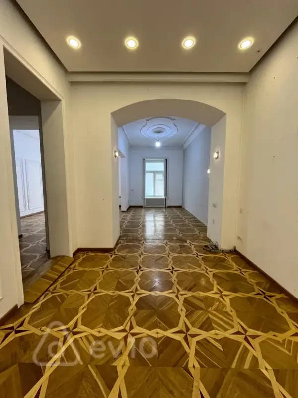Kirayə verilir 4 otaqlı köhnə tikili 90 m²