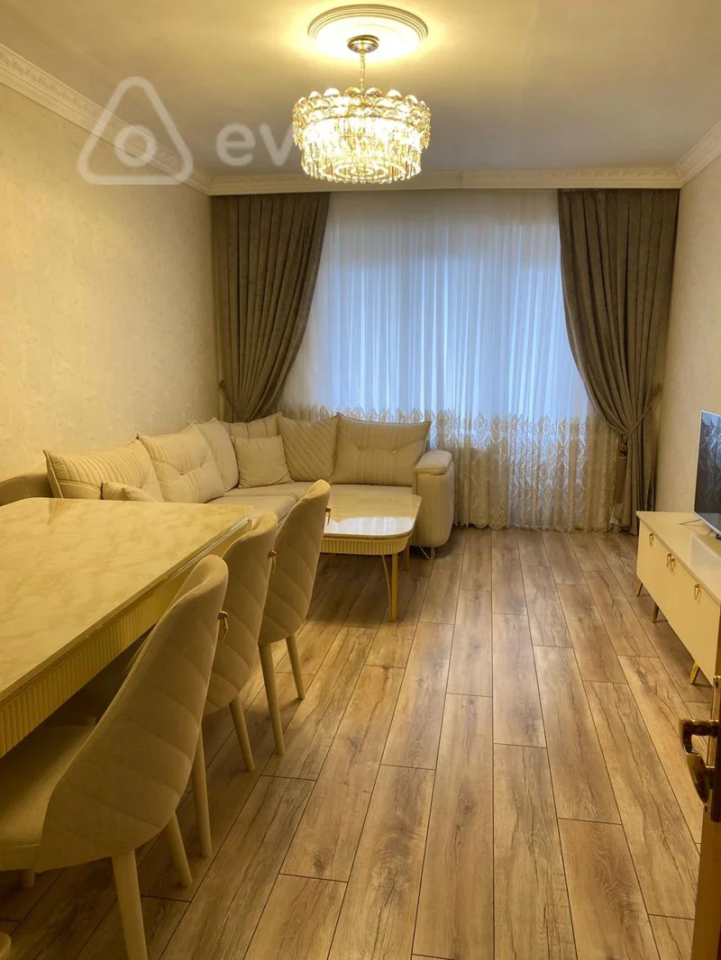 Satılır 4 otaqlı köhnə tikili 100 m²