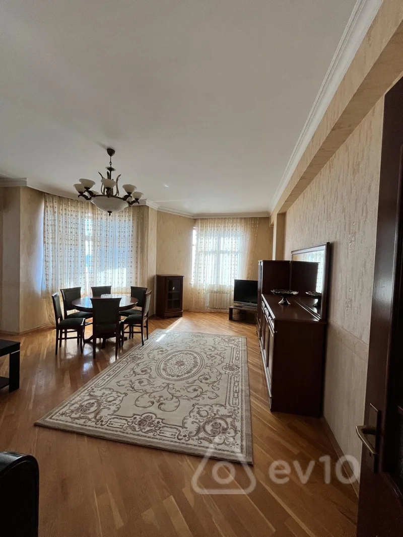 Kirayə verilir 4 otaqlı yeni tikili 150 m²