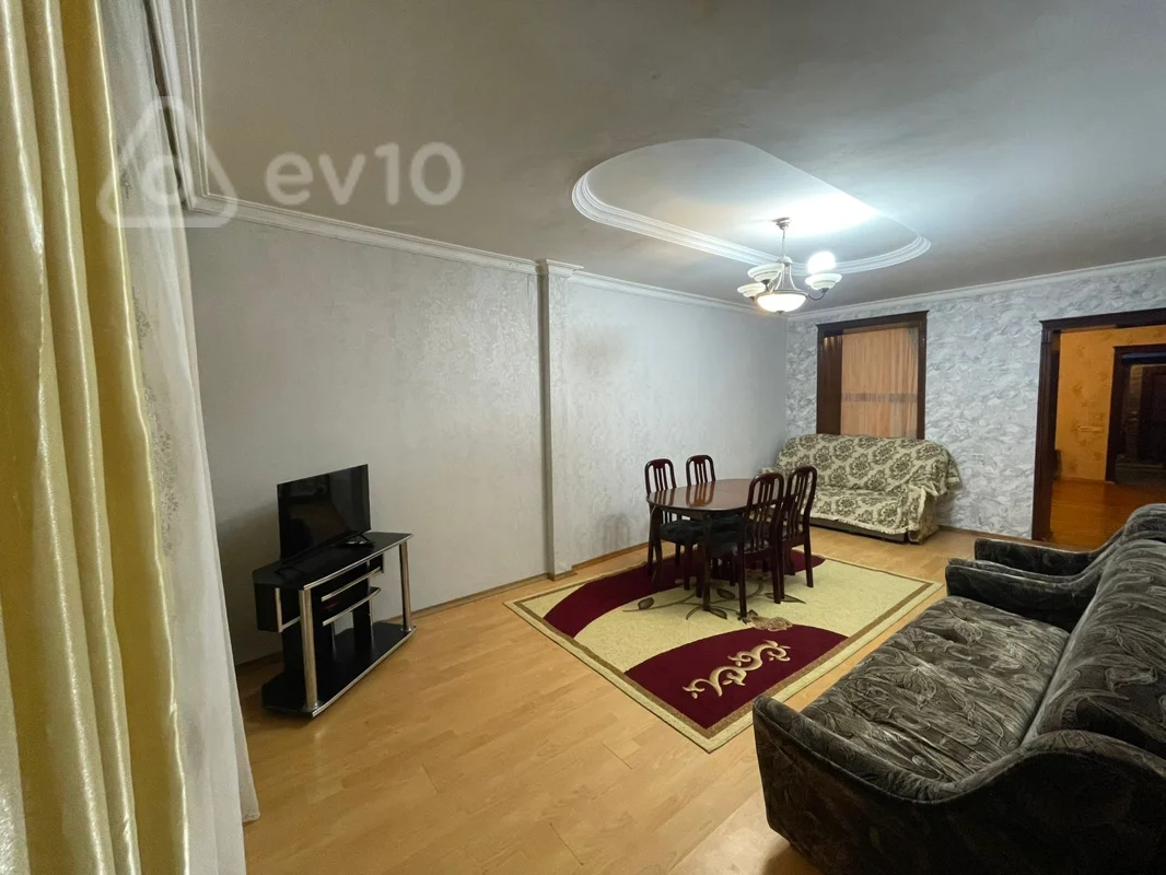 Kirayə verilir 5 otaqlı köhnə tikili 120 m²