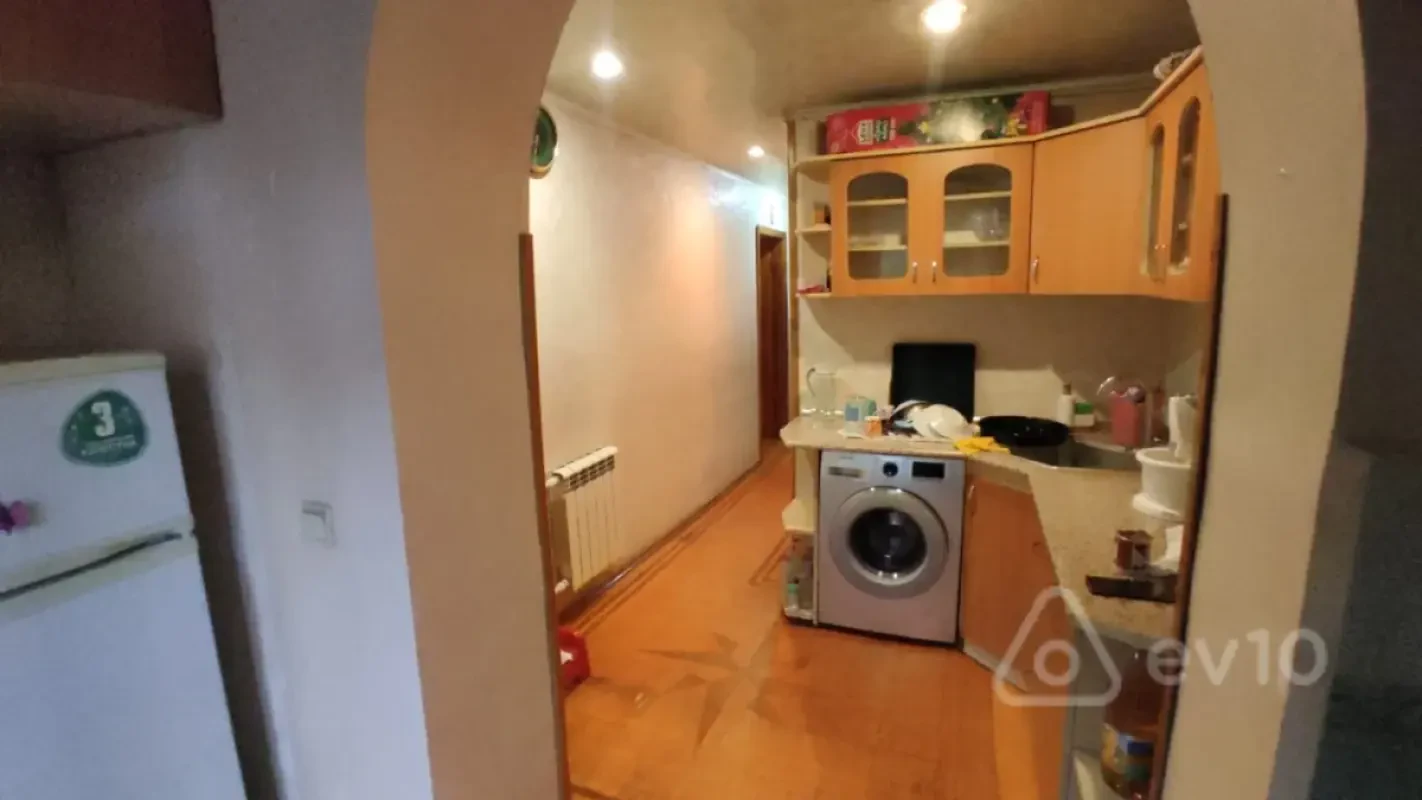 Satılır 2 otaqlı köhnə tikili 55 m²