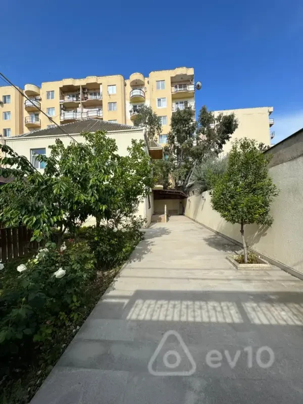Satılır 5 otaqlı həyət evi 200 m²