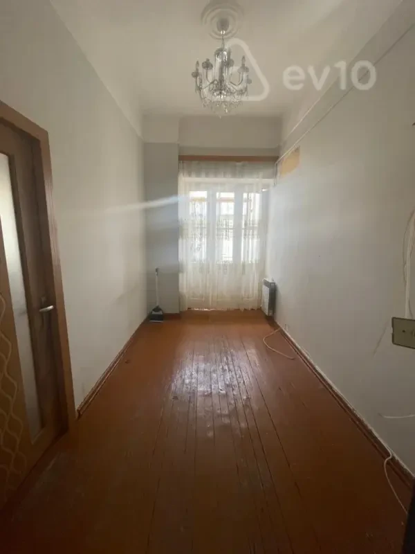 Kirayə verilir 4 otaqlı köhnə tikili 100 m²