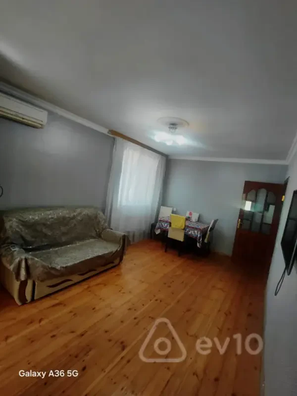 Kirayə verilir 2 otaqlı köhnə tikili 50 m²