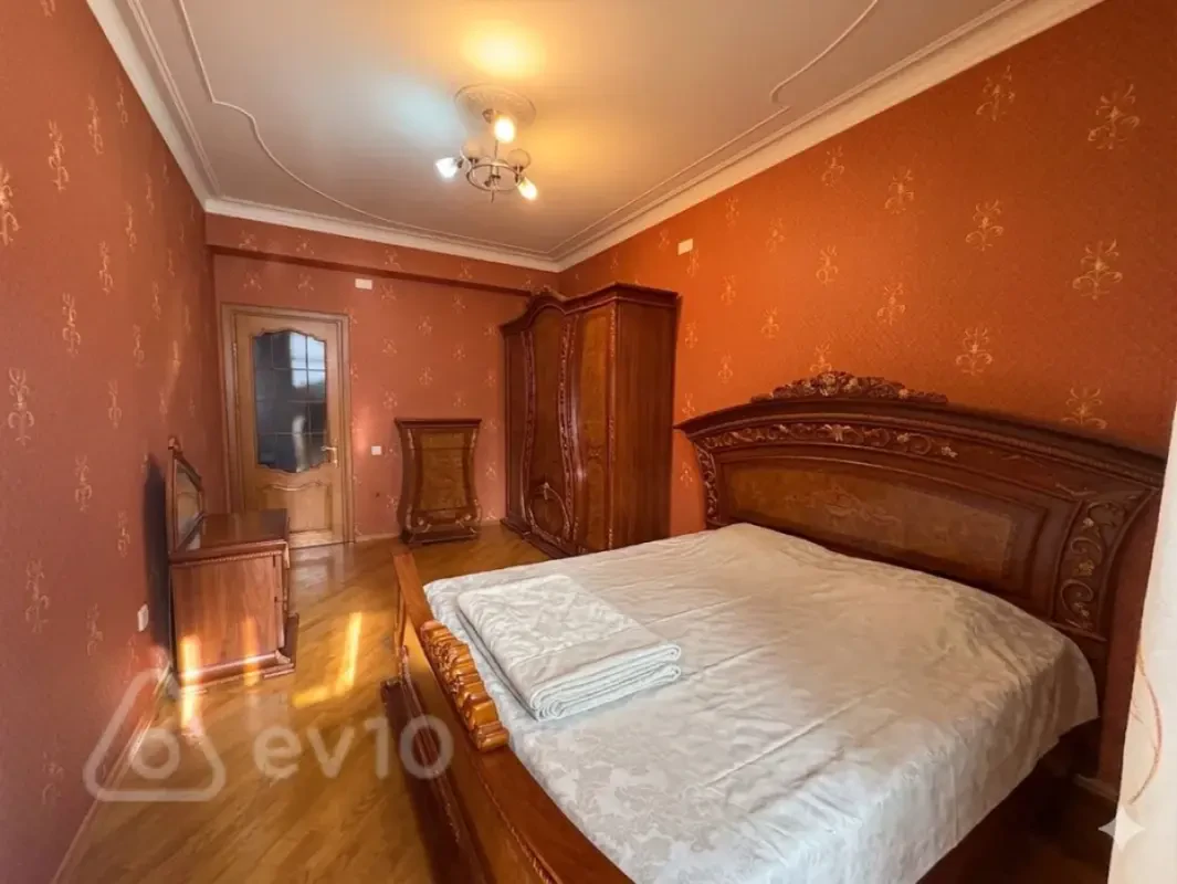 Kirayə verilir 4 otaqlı köhnə tikili 110 m²